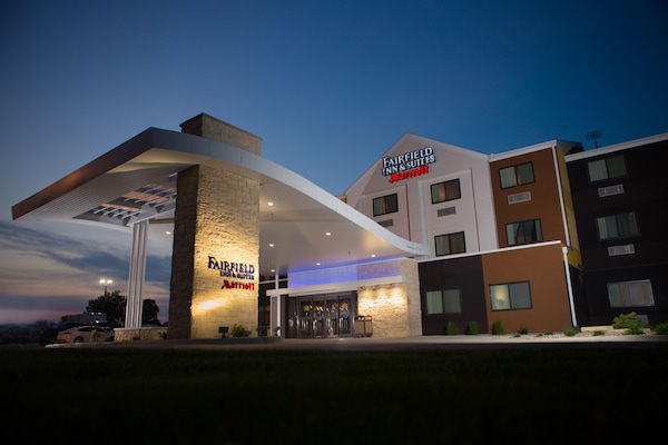 Vista frontal de la propiedad por la tarde o noche