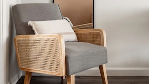 Habitación estándar, 1 cama Queen size, para no fumadores, refrigerador y microondas | Caja de seguridad en la habitación y escritorio