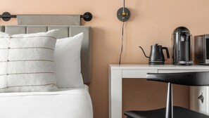 Phòng Tiêu chuẩn, 1 giường cỡ queen, phù hợp cho người khuyết tật, không hút thuốc | Két bảo mật tại phòng, bàn, khu vực làm việc phù hợp cho laptop 