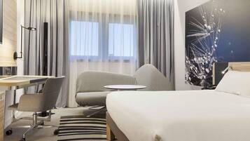 أغطية فراش متميزة وأسرّة بإسفنج يتكيف مع شكل الجسم وخزنة داخل الغرفة