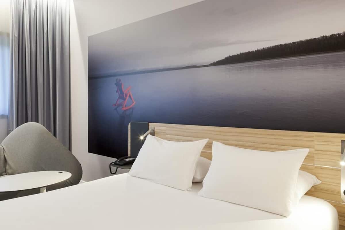 Classic Room, 1 Double Bed | Premium bedding, memory foam beds, in-room safe, desk