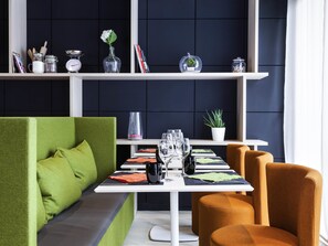 Déjeuner, dîner et souper servis sur place