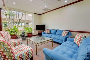 Flat-screen TV, video game console - Days Inn by Wyndham Montgomery Near AUM (Montgomery)