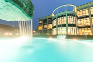 2 piscines couvertes, piscine extérieure, parasols de plage