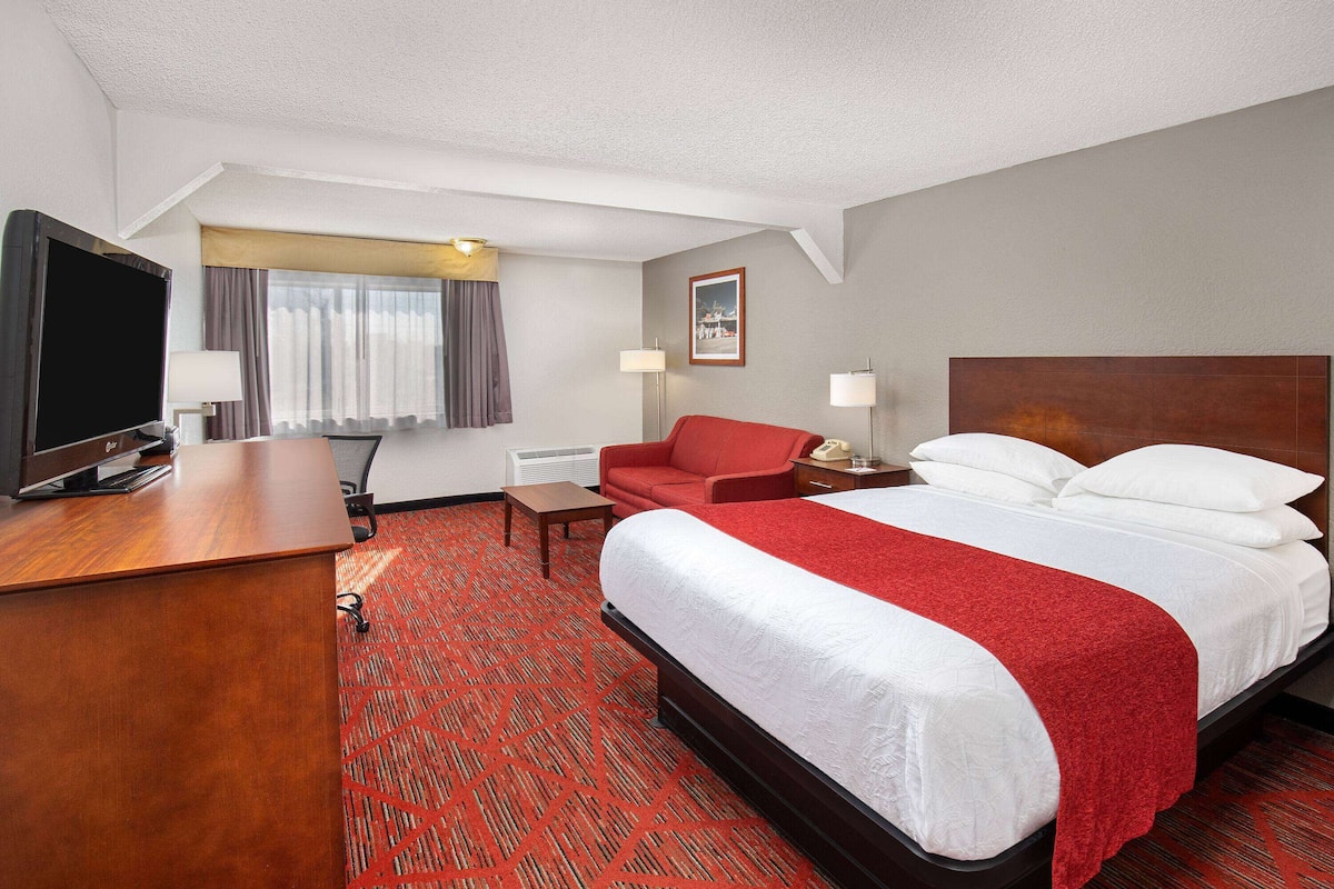 Room, 1 Queen Bed, Non Smoking | Desk, blackout drapes, iron/ironing board, free cribs/infant beds