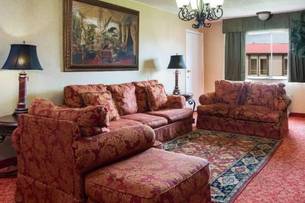 Living area | 32-inch TV with cable channels