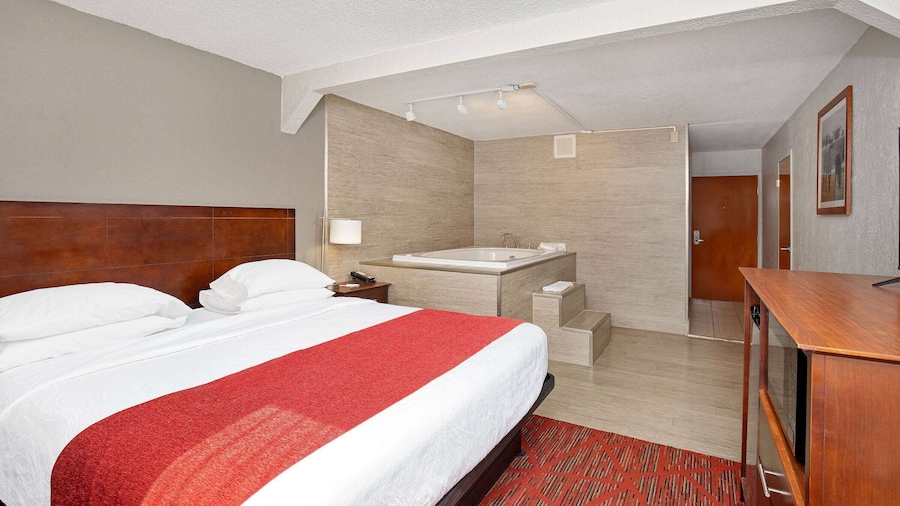 Ramada by Wyndham Bowling Green