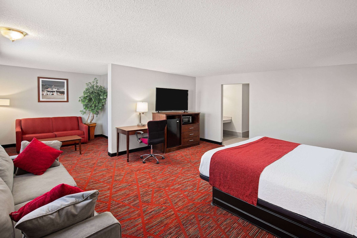 Studio Suite, 1 King Bed, Non Smoking | Desk, blackout drapes, iron/ironing board, free cribs/infant beds