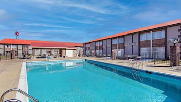 Piscine extérieure (ouverte en saison)