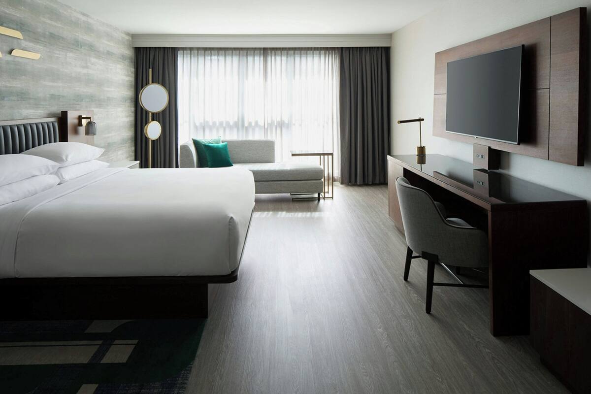 Deluxe Room, 1 King Bed | Premium bedding, in-room safe, desk, laptop workspace