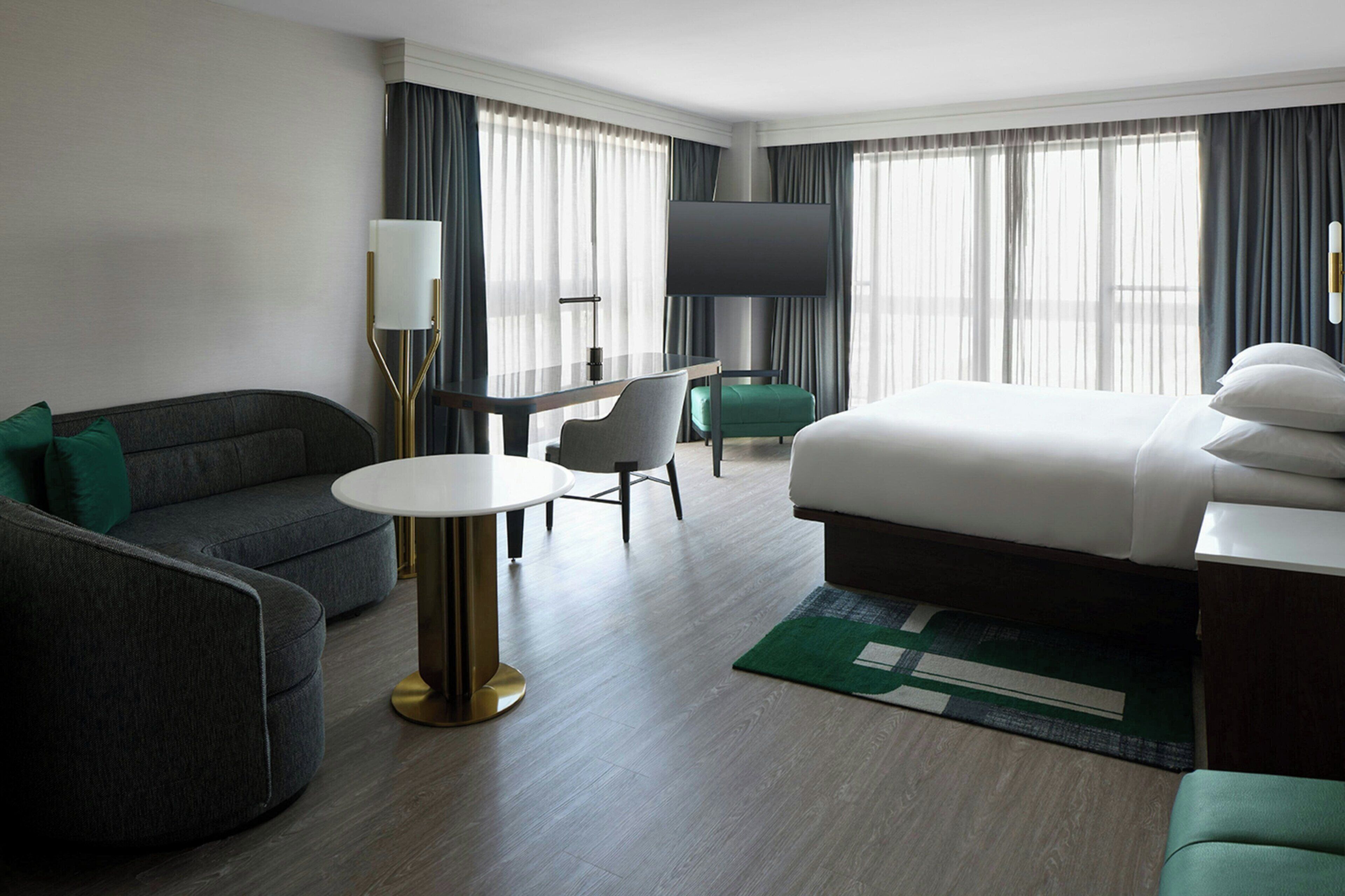 Executive Room, 1 King Bed, Balcony, Corner (Balcony) | Premium bedding, in-room safe, desk, laptop workspace