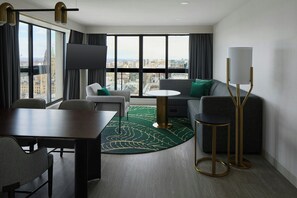 37-inch LCD TV with cable channels, Smart TV, Netflix - Ottawa Marriott Hotel (Ottawa)