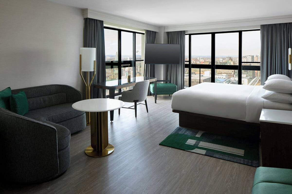 Executive Room, 1 King Bed, Balcony (Balcony) | Premium bedding, in-room safe, desk, laptop workspace