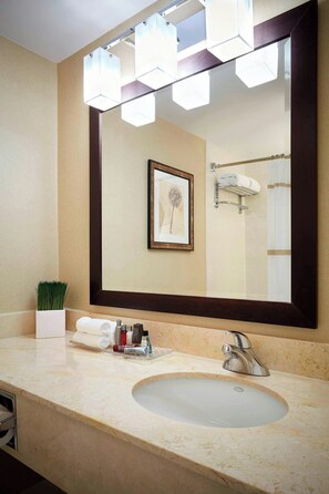 Designer toiletries, hair dryer, towels - Ottawa Marriott Hotel (Ottawa)