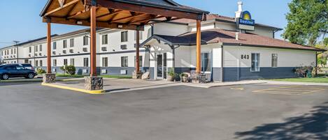 Et Days Inn hotel med overdækket indgang, parkeringsplads og bygning nummer 843.