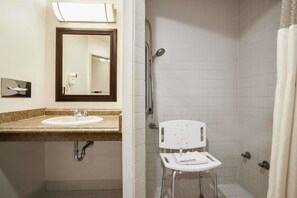 Chambre Standard, 1 grand lit, accessible aux personnes à mobilité réduite | Salle de bain | Articles de toilette écologiques, séchoir à cheveux, serviettes fournies