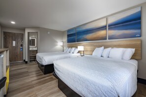 Quarto, 2 camas Queen, para não fumantes | Escrivaninha, ferros/tábuas de passar roupa, berços grátis
