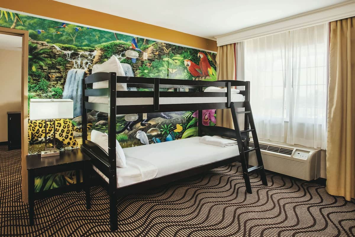 Familien-Suite, 1 Schlafzimmer, Nichtraucher (1 KINGBED & 1 BUNKBED) | Hochwertige Bettwaren, Pillowtop-Betten, Schreibtisch