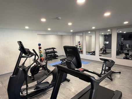 Fitness facility. La Quinta Inn & Suites by Wyndham Carlsbad - Legoland Area