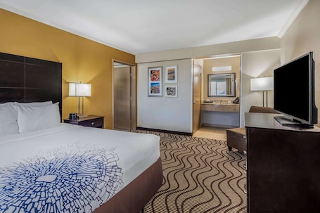 Premium bedding, pillowtop beds, desk, iron/ironing board. La Quinta Inn & Suites by Wyndham Carlsbad - Legoland Area