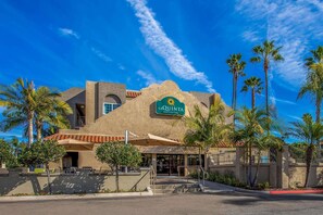 Exterior - La Quinta Inn & Suites by Wyndham Carlsbad - Legoland Area (Carlsbad)