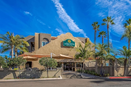Exterior. La Quinta Inn & Suites by Wyndham Carlsbad - Legoland Area