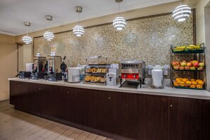 Colazione self-service inclusa, servita tutte le mattine 
