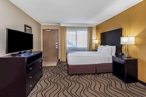 Premium bedding, pillow-top beds, desk, iron/ironing board - La Quinta Inn & Suites by Wyndham Carlsbad - Legoland Area (Carlsbad)