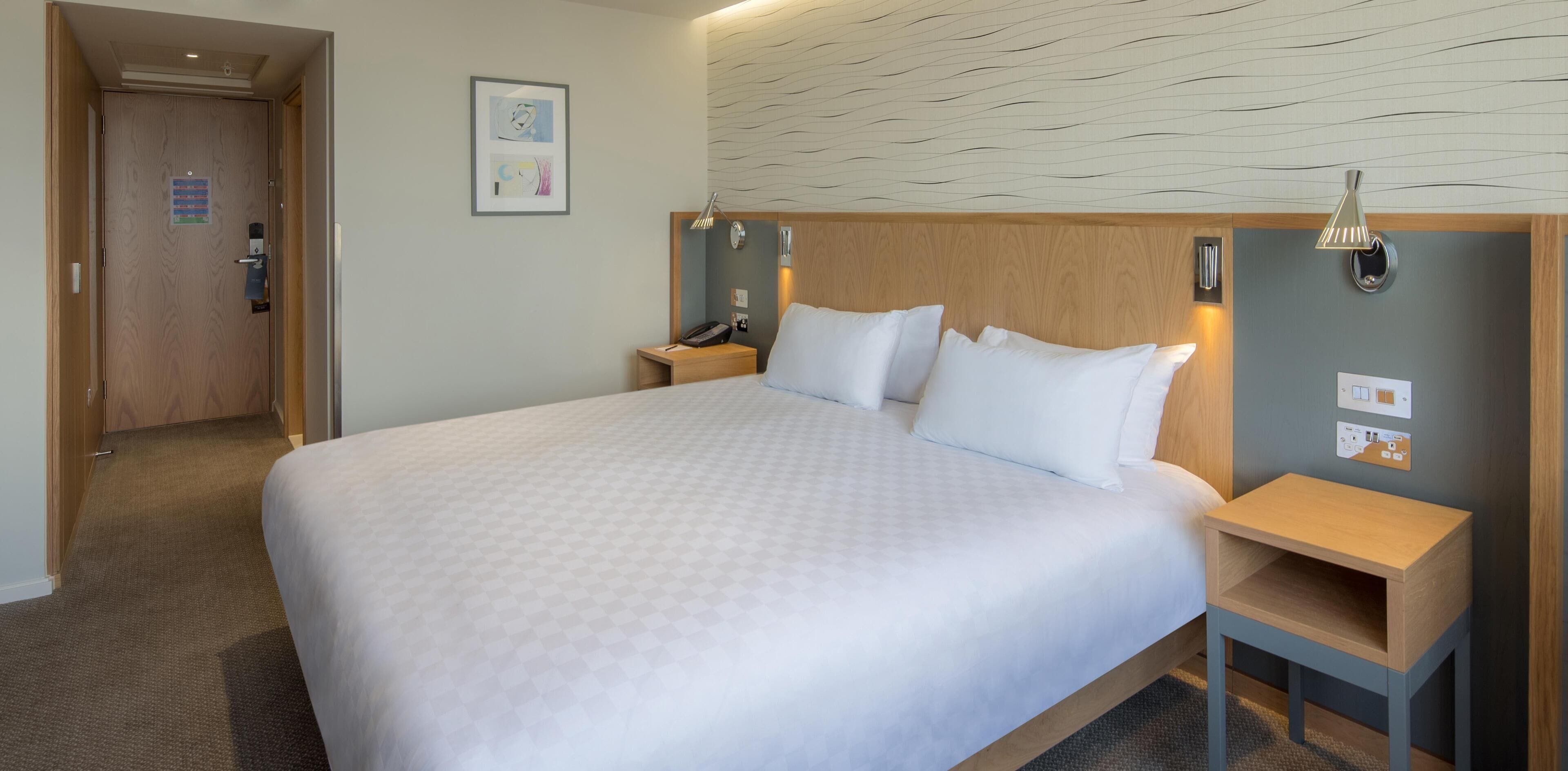 Kamar Double Standar, 1 Tempat Tidur Queen | Seprai antialergi, brankas, meja kerja, dan ruang kerja ramah laptop