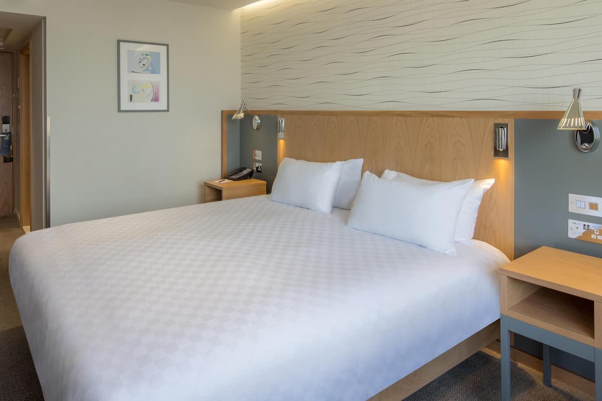 Kamar Double Standar, 1 Tempat Tidur Queen | Seprai antialergi, brankas, meja kerja, dan ruang kerja ramah laptop