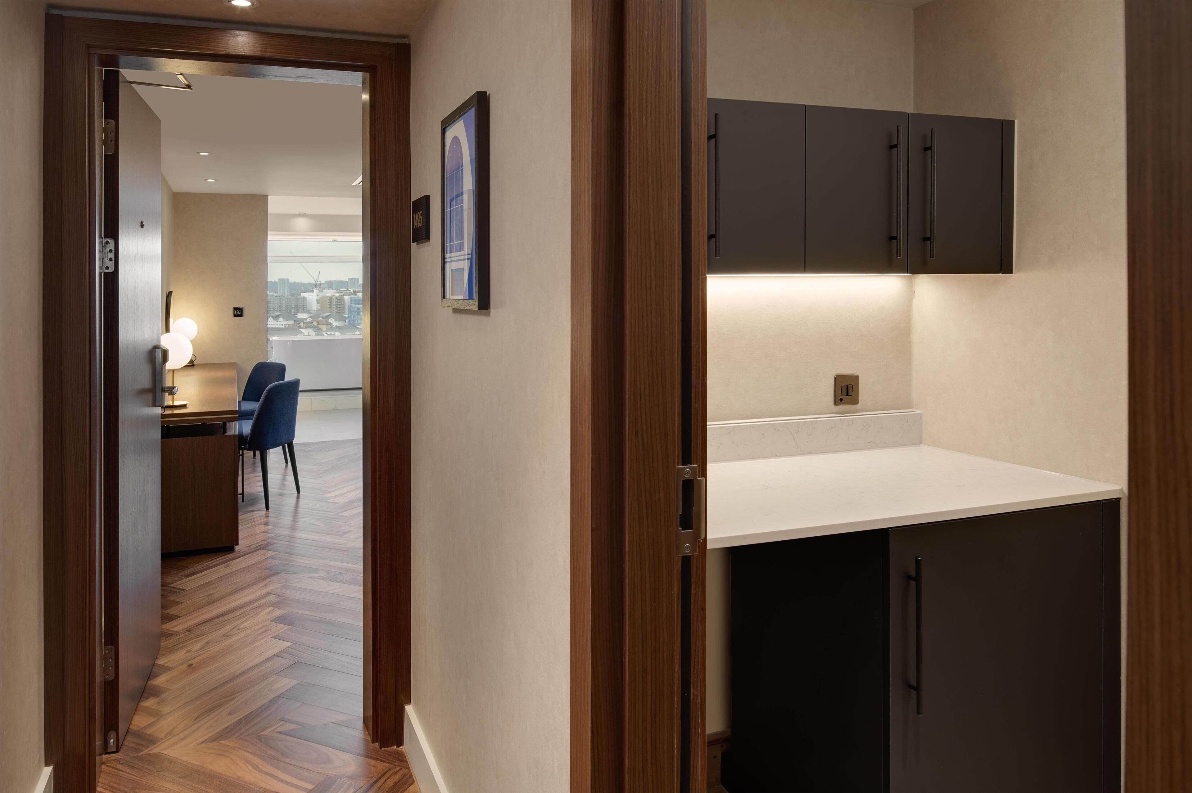 Suite Mewah (Penthouse Suite) | Seprai antialergi, brankas, meja kerja, dan ruang kerja ramah laptop