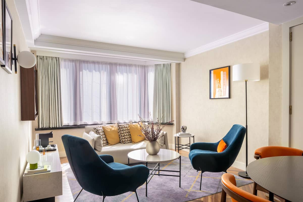 Suite, 1 Tempat Tidur King | Area keluarga | Televisi LED 55-inci dengan saluran TV satelit dan TV