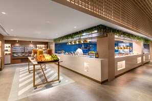 Petit déjeuner buffet (24.50 GBP par personne)