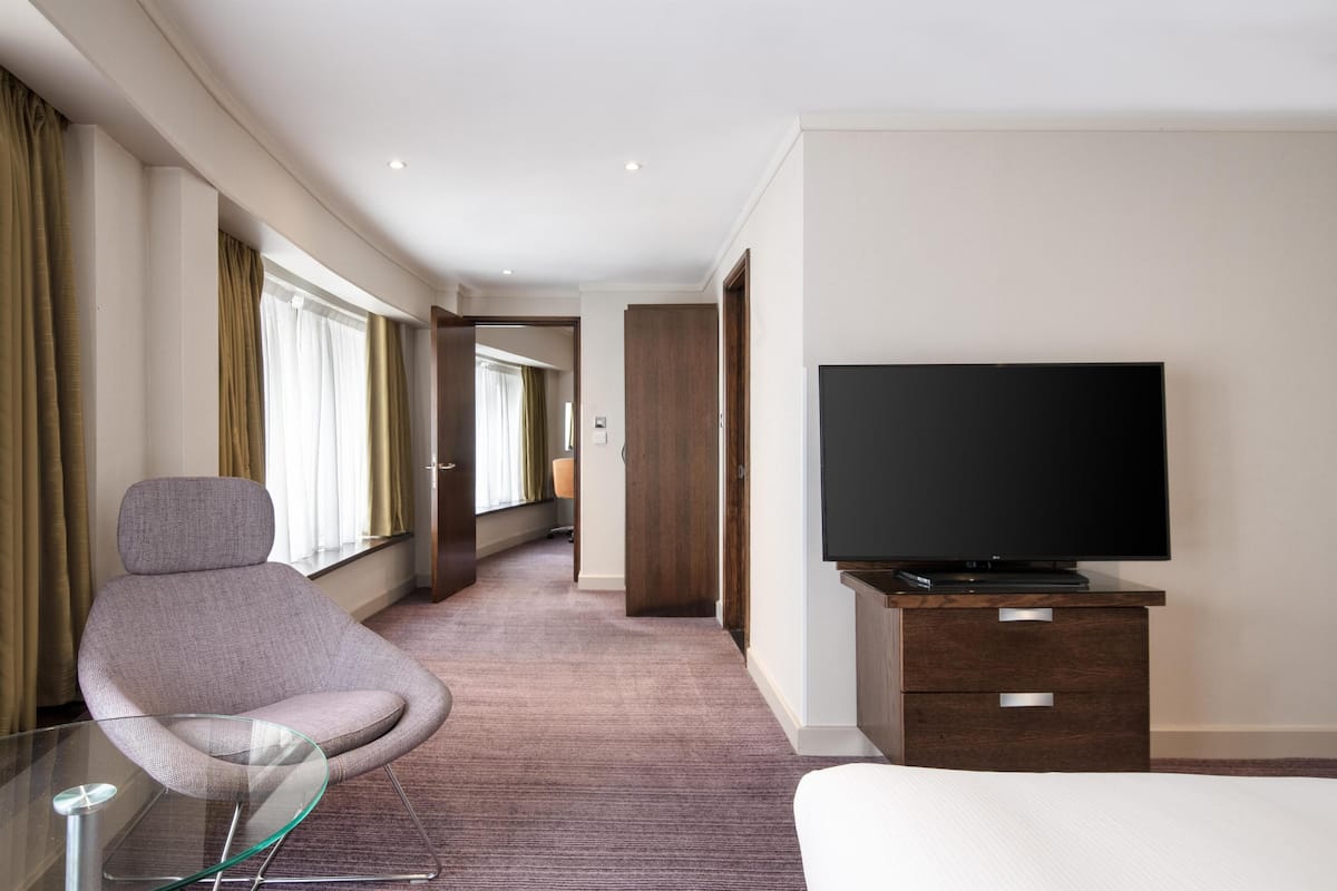 Studio Suite, 1 Tempat Tidur King | Area keluarga | Televisi LED 55-inci dengan saluran TV satelit dan TV