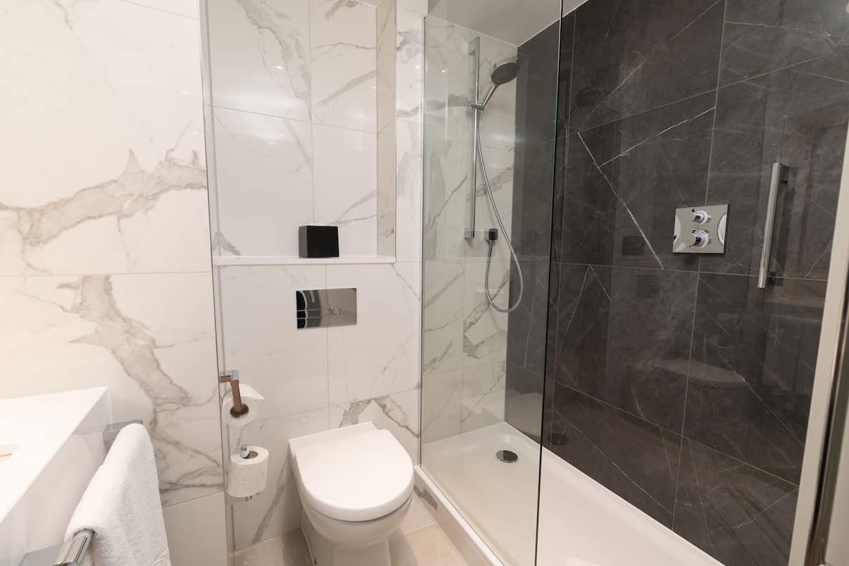 Kylpyhuone | Suihku, ilmaiset hygieniatuotteet, hiustenkuivaaja, pyyhkeet