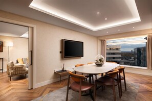 奢华套房 (Penthouse Suite) | 起居区 | 55-英寸LED 电视 （配备卫星频道）、电视