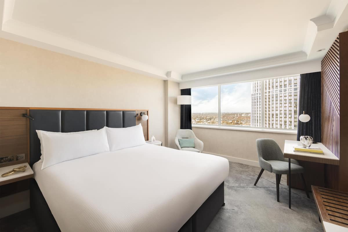 King Deluxe Room, High Floor | Hypo-allergenic bedding, in-room safe, desk, laptop workspace