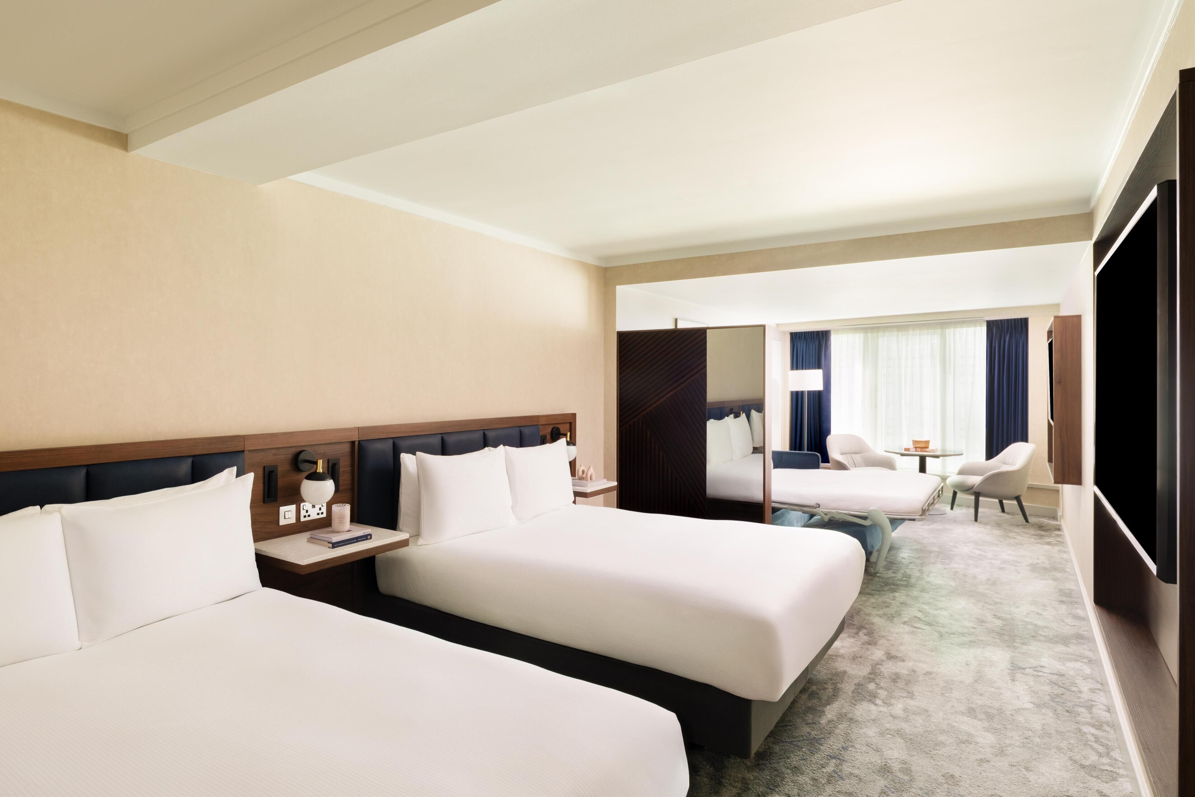 Kamar Premium, Beberapa Tempat Tidur | Seprai antialergi, brankas, meja kerja, dan ruang kerja ramah laptop