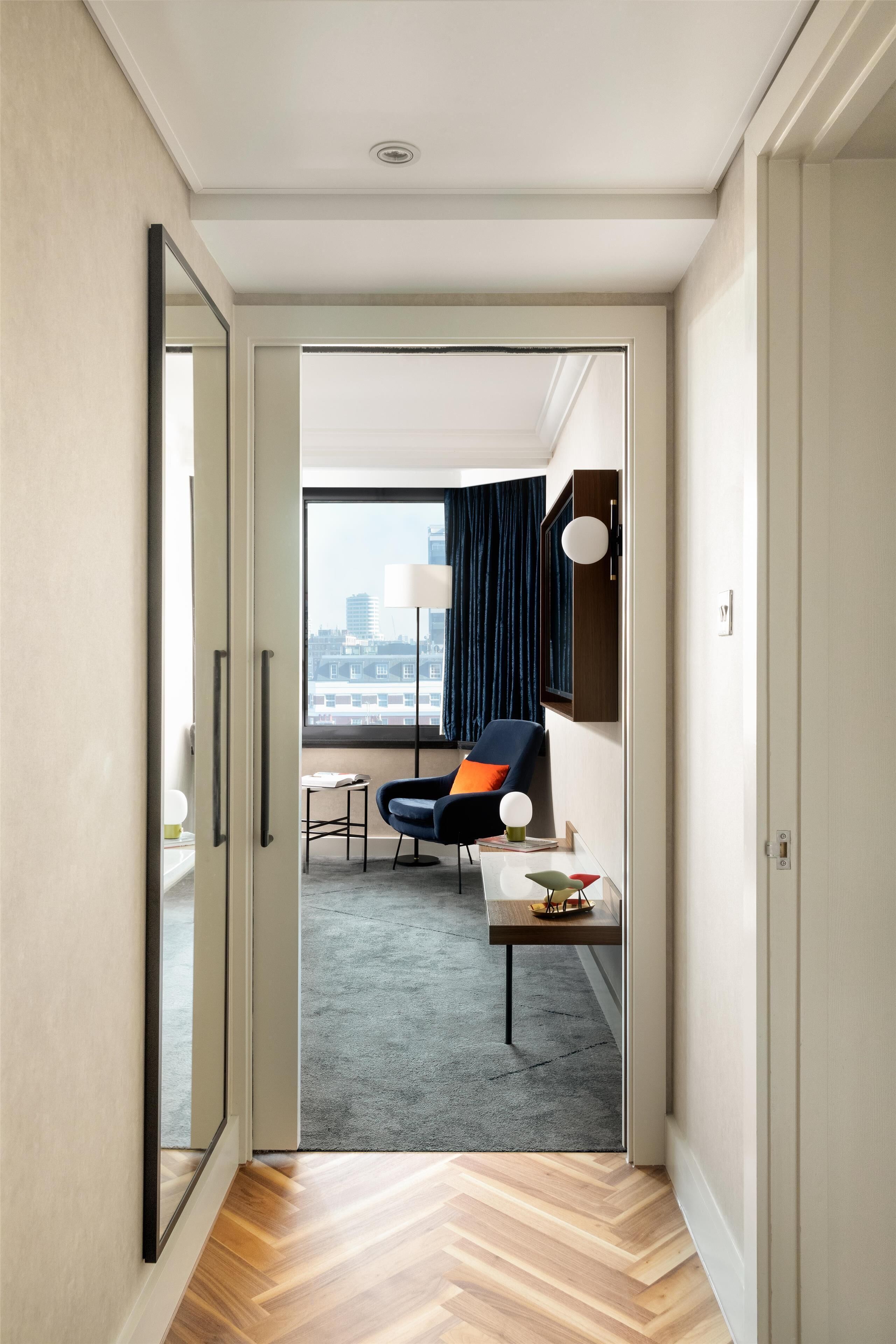 Suite Eksekutif, 1 Tempat Tidur King | Area keluarga | Televisi LED 55-inci dengan saluran TV satelit dan TV