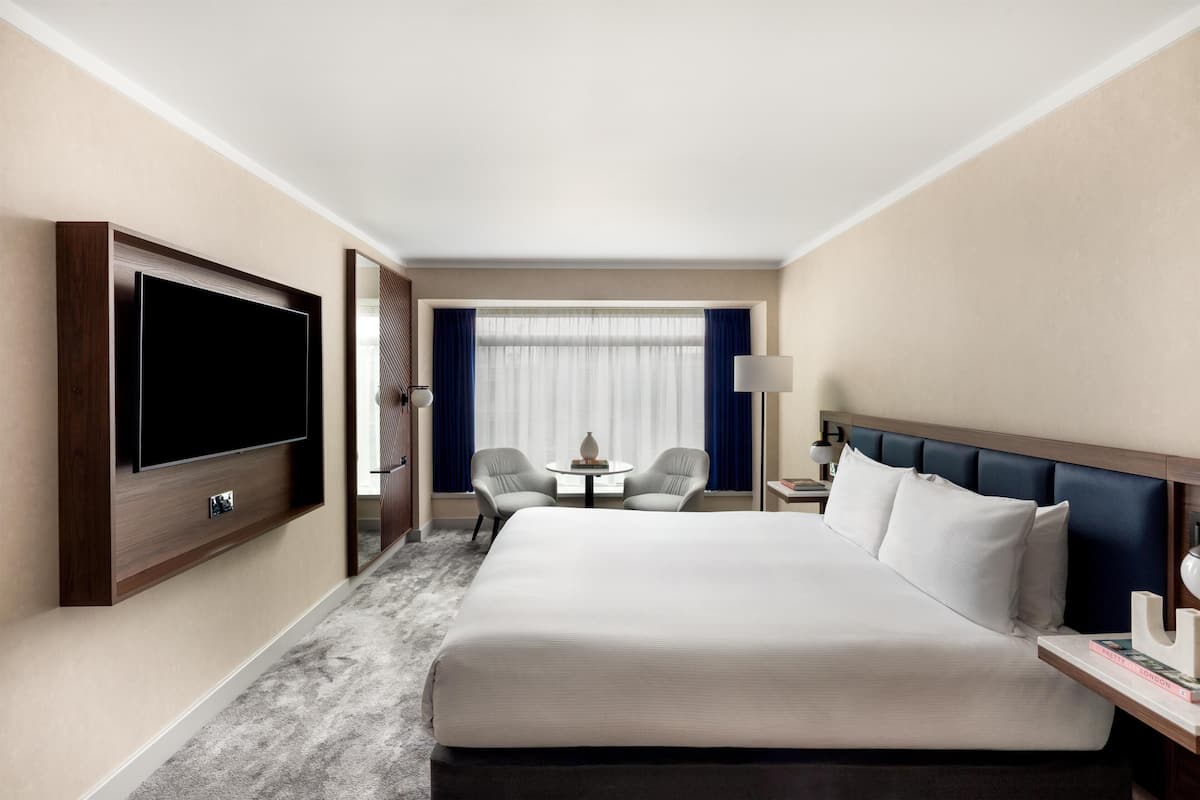 Kamar Premium, 1 Tempat Tidur King | Seprai antialergi, brankas, meja kerja, dan ruang kerja ramah laptop