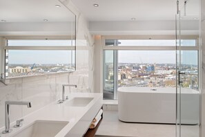 Suite Mewah (Penthouse Suite) | Kamar mandi | Shower, perlengkapan mandi gratis, pengering rambut, dan handuk