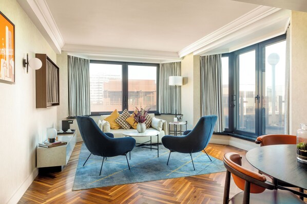 Executive-sviitti, 1 suuri parisänky | Allergiatestatut vuodevaatteet, tallelokero huoneessa, työpöytä