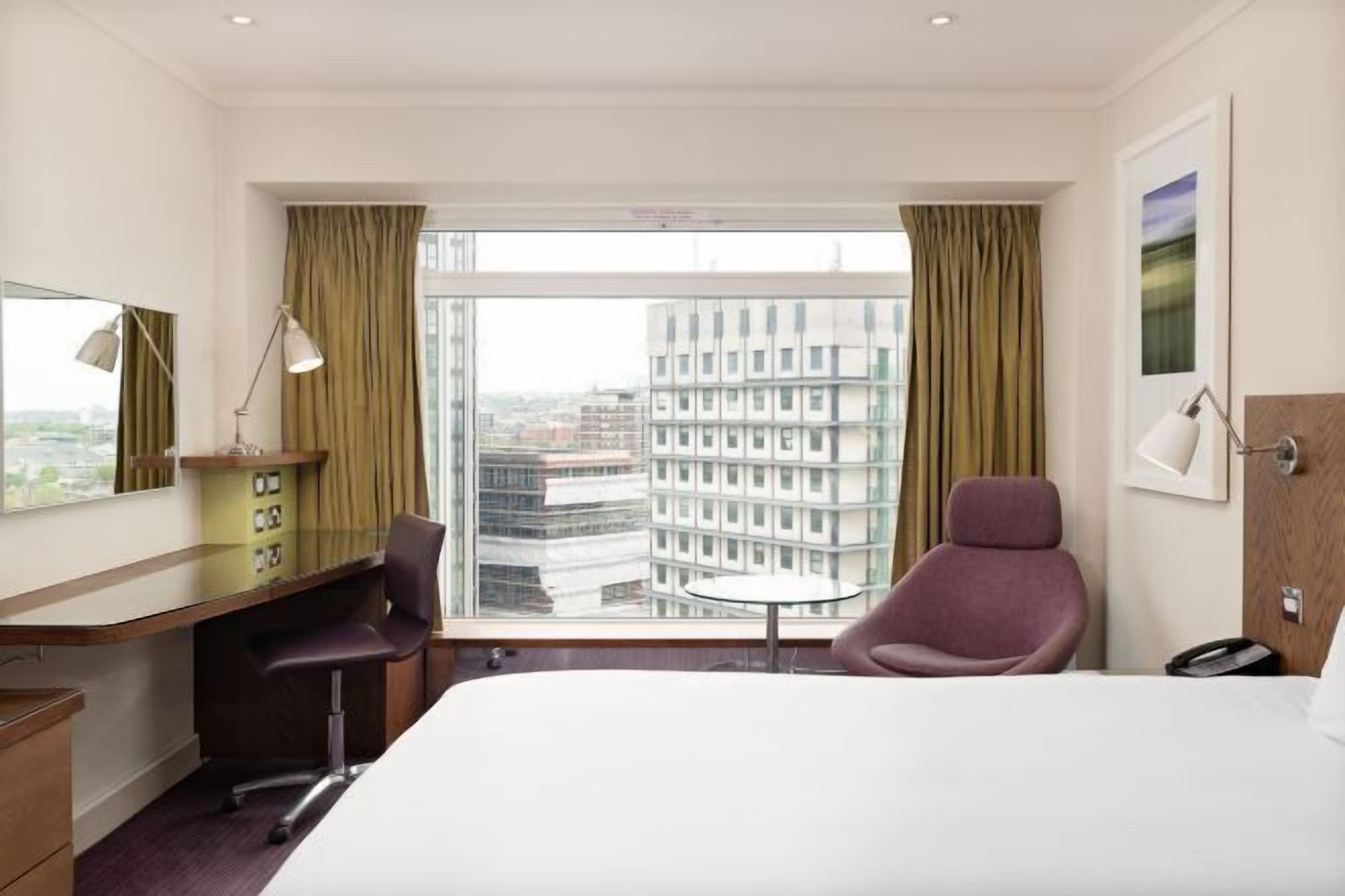 Literie hypoallergénique, coffres-forts dans les chambres, bureau