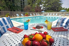 Seasonal outdoor pool, pool loungers - DoubleTree Hotel Baltimore - BWI Airport (Linthicum Heights)