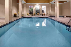 Una piscina cubierta