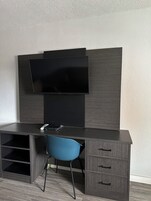 Escritorio, tabla de planchar con plancha, wifi gratis y ropa de cama 