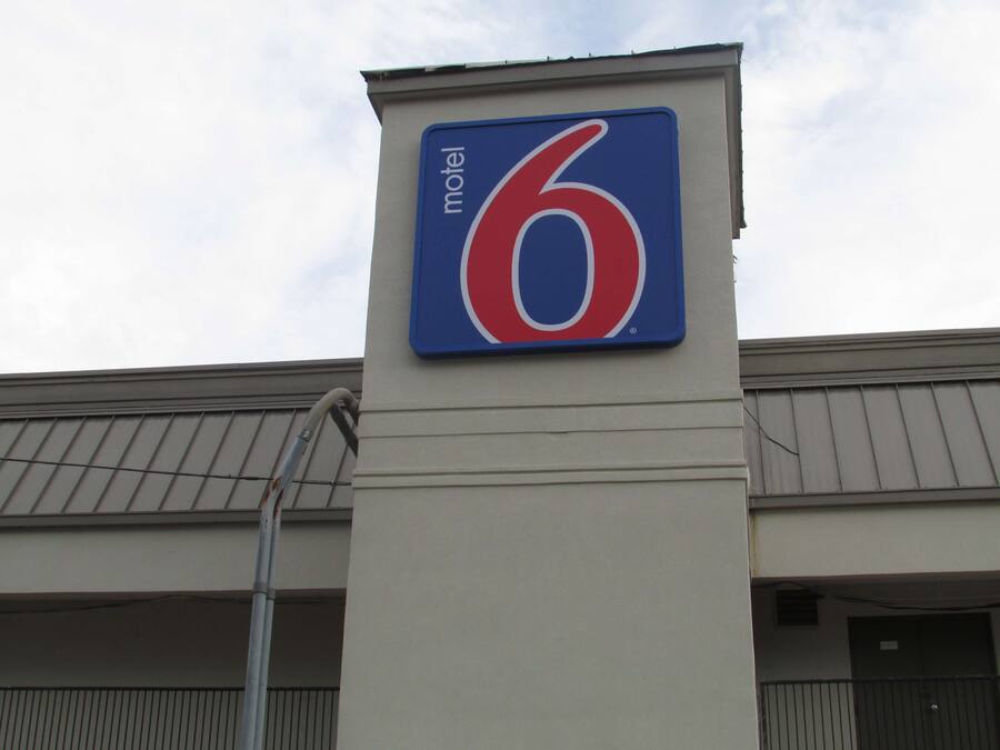 Une enseigne de motel avec le chiffre 6 sur un fond bleu.