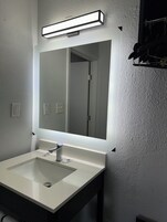 Combined shower/tub, towels