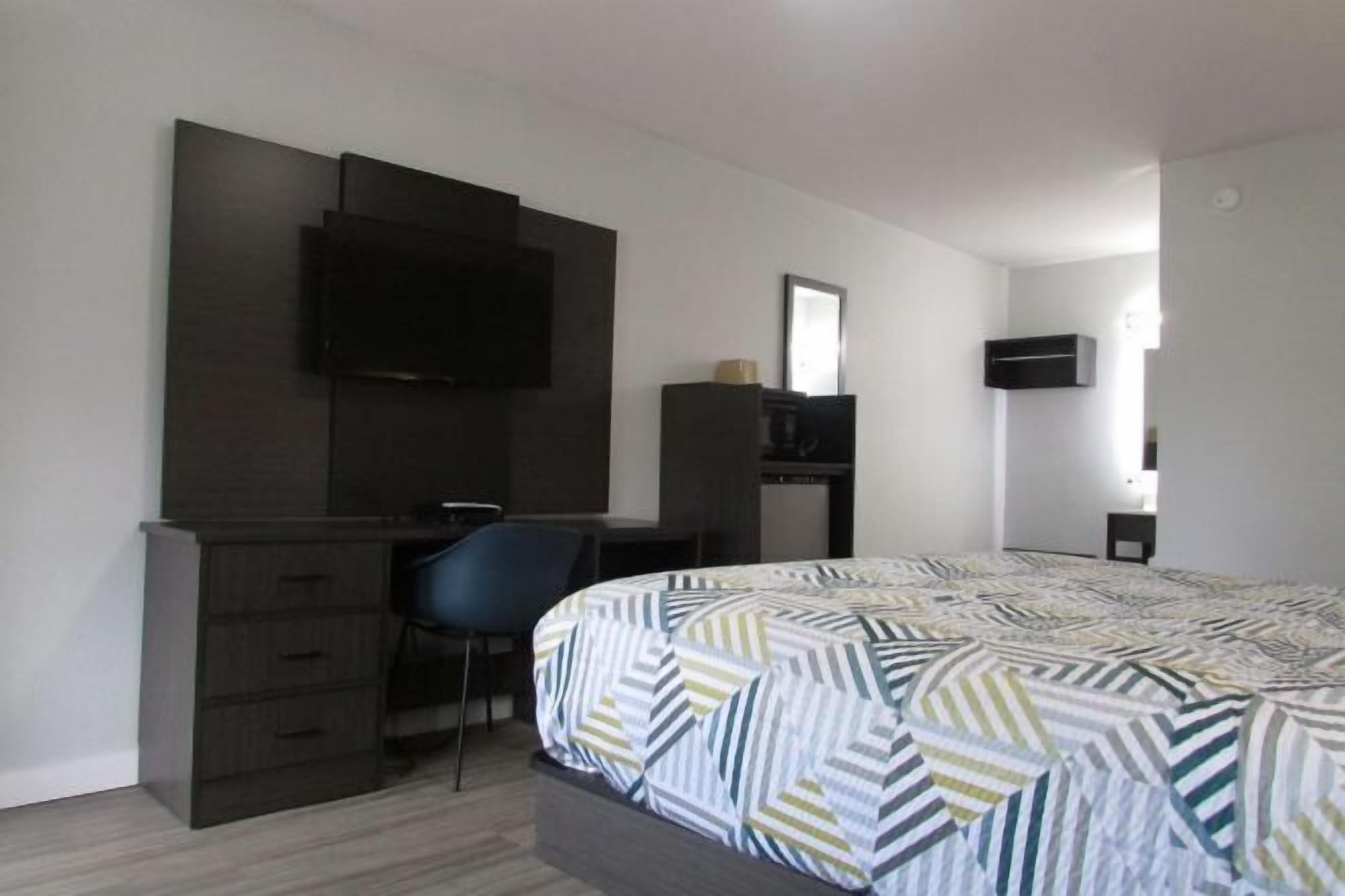 Escritorio, tabla de planchar con plancha, wifi gratis y ropa de cama 