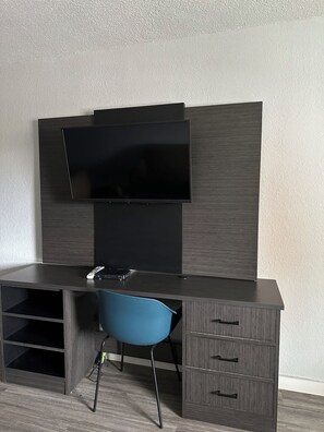 Desk, iron/ironing board, free WiFi, bed sheets - Motel 6 Brookhaven, MS (Brookhaven)